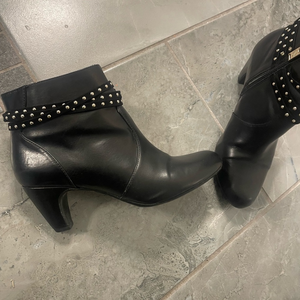 boots with kitty heel. Only worn them once. Size 8.